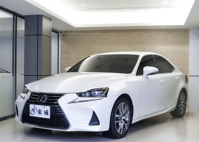 2020 LEXUS IS300 只跑2萬 ACC 盲點 保固中 白色《東威》  第1張相片