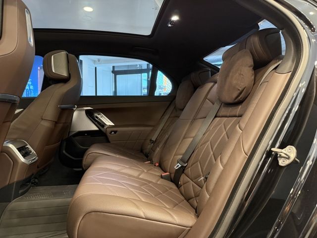 2022年 BMW G70 735i Luxury  第21張相片