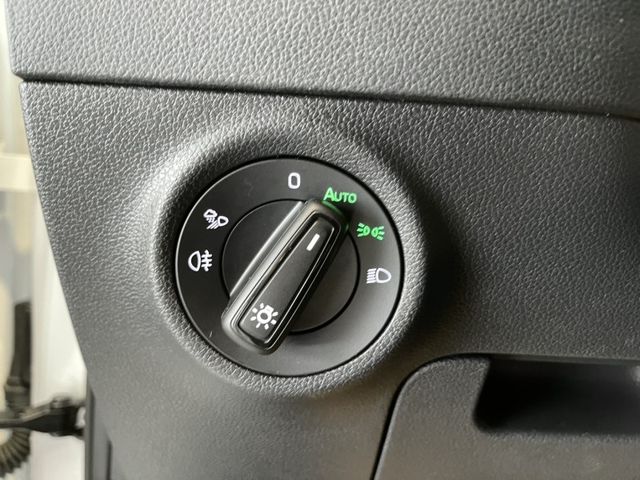 2023年SKODA KAROQ 新玉山版 TSI 1.5 白  第27張相片