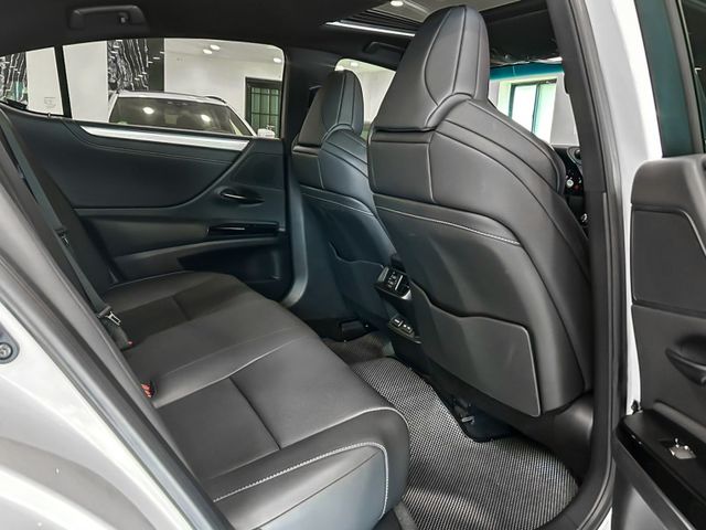 Lexus ES  第21張相片