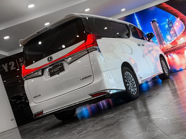2023年Lexus LM300h 油電 七人座  第13張相片