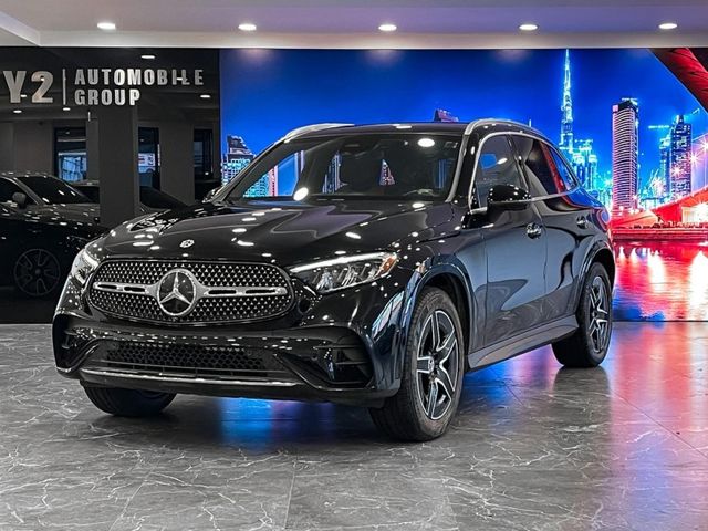 2023年M-Benz GLC300 SUV 2.0 黑色  第4張相片
