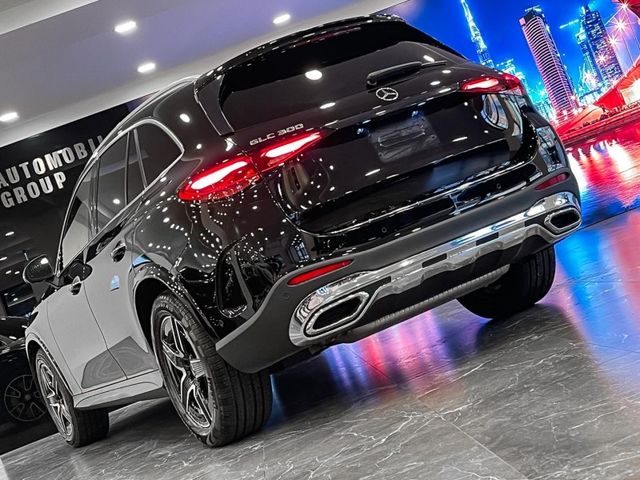 2023年M-Benz GLC300 SUV 2.0 黑色  第12張相片