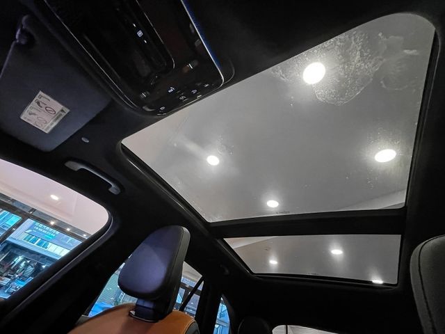 2023年M-Benz GLC300 SUV 2.0 黑色  第43張相片