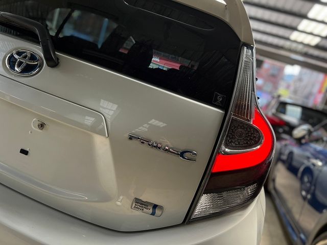 【實店拍攝】【實價販售】20年PRIUS C Crossover 盲點 摸門  第19張相片