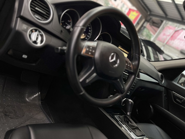 【實店拍攝】【實價販售】2011年BENZ C天窗 雙電動椅 1.8cc渦輪汽油  第10張相片
