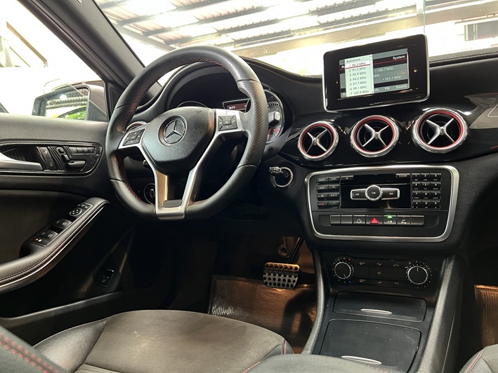 2015年式BENZ GLA 200 正AMG套件桶型麂皮座椅 電動尾門  第3張相片