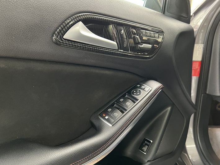 2015年式BENZ GLA 200 正AMG套件桶型麂皮座椅 電動尾門  第4張相片