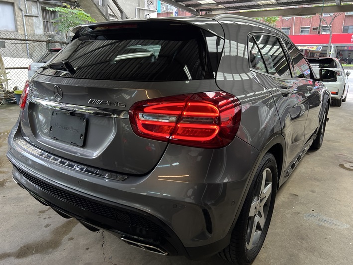 2015年式BENZ GLA 200 正AMG套件桶型麂皮座椅 電動尾門  第8張相片
