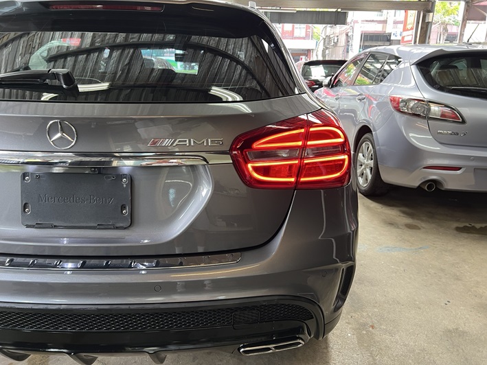 2015年式BENZ GLA 200 正AMG套件桶型麂皮座椅 電動尾門  第9張相片