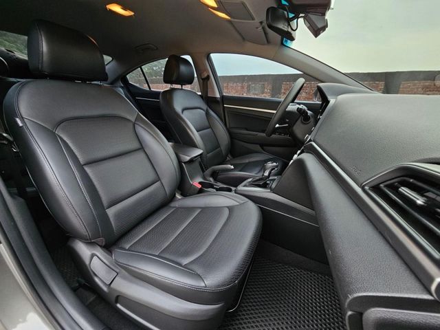 Hyundai Elantra  第2張相片