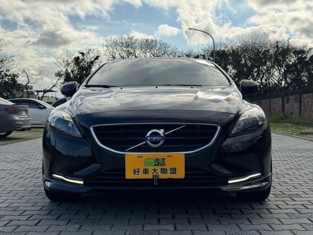 2015 VOLVO V40 2.0 柴油 黑  第4張相片