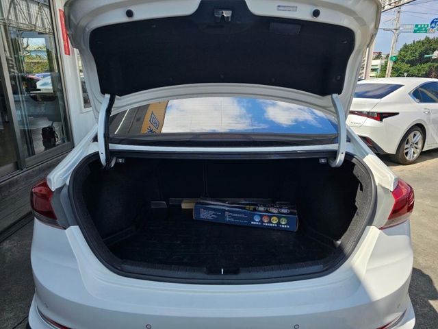 Hyundai Elantra  第12張相片