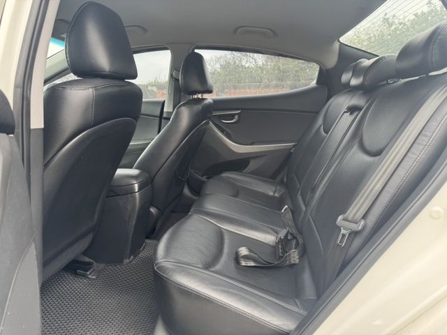 Hyundai Elantra  第10張相片