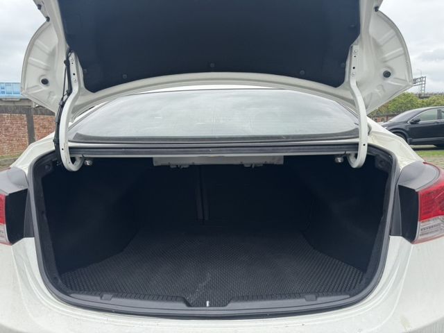 Hyundai Elantra  第11張相片