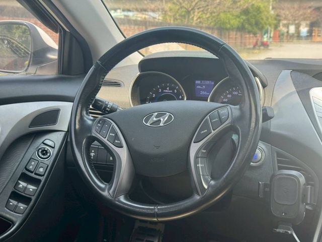Hyundai Elantra  第7張相片
