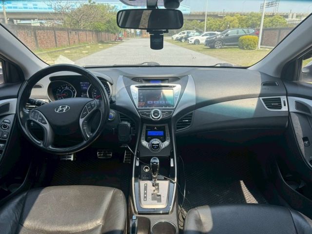 Hyundai Elantra  第8張相片