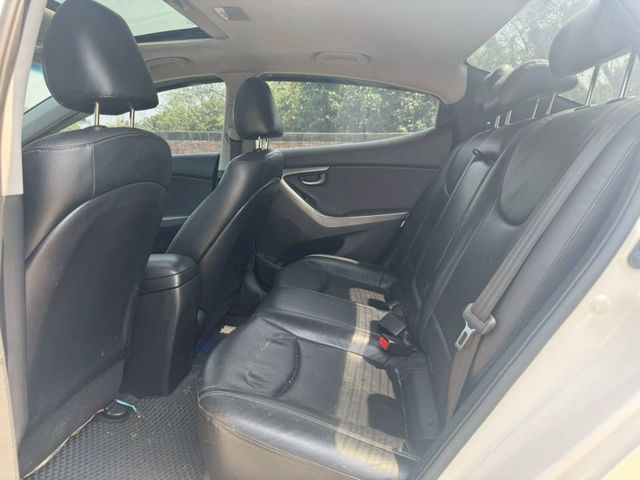 Hyundai Elantra  第10張相片