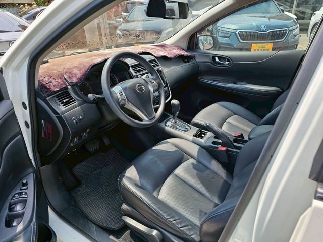 Nissan Tiida  第8張相片