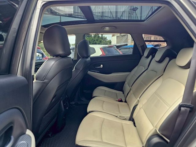 Kia Carens  第9張相片