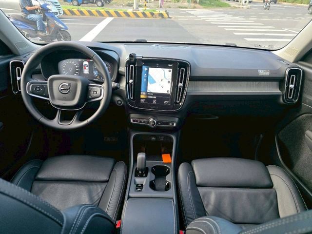 Volvo XC40  第7張相片