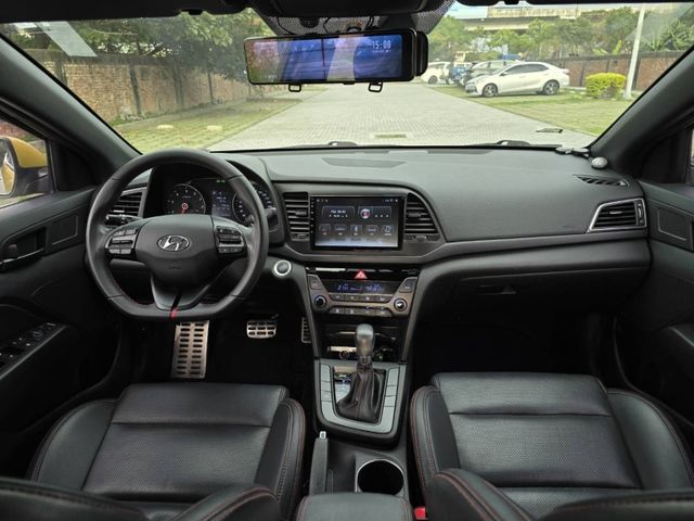 Hyundai Elantra  第8張相片