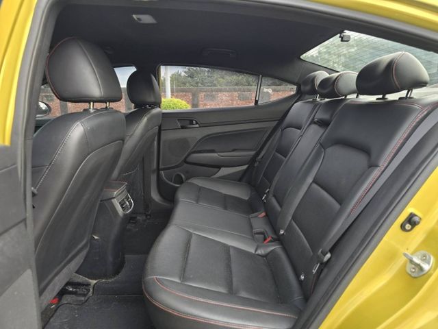 Hyundai Elantra  第10張相片