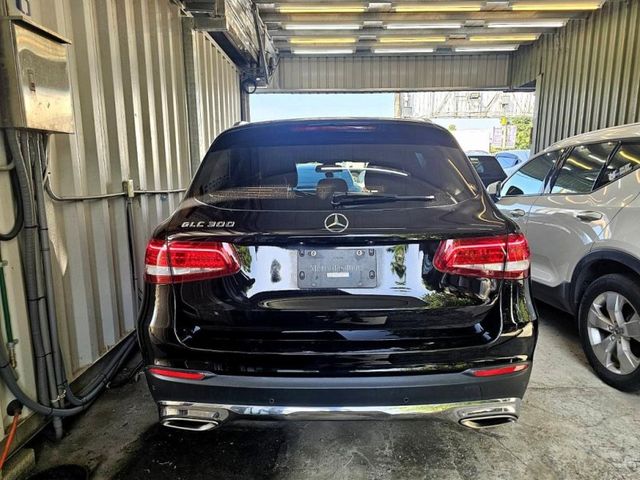 2016 BENZ GLC300 2.0 黑  第6張相片