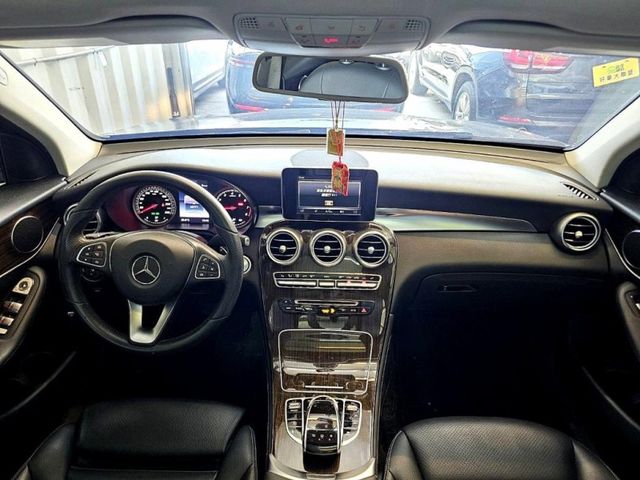 2016 BENZ GLC300 2.0 黑  第8張相片