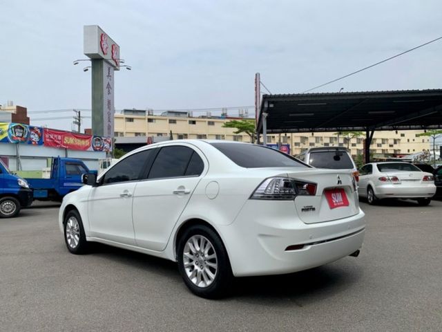 2012年 三菱 FORTIS 白1.8 電動天窗/衛星導航/行車紀錄器/I-KEY/前後霧燈/前,後霧燈/液晶螢幕  第3張相片