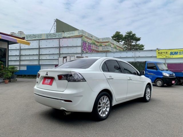 2012年 三菱 FORTIS 白1.8 電動天窗/衛星導航/行車紀錄器/I-KEY/前後霧燈/前,後霧燈/液晶螢幕  第4張相片
