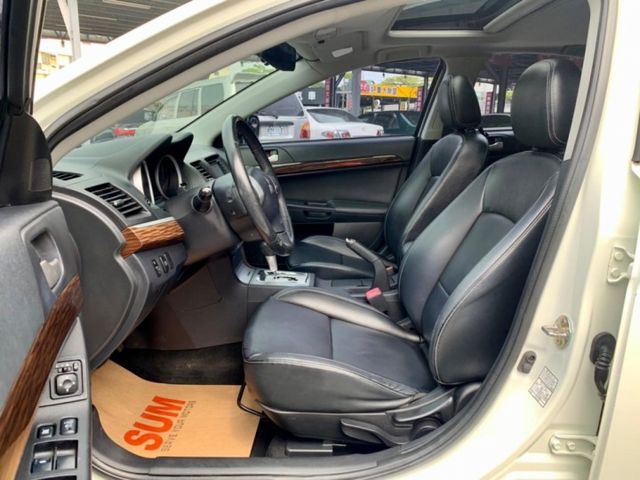 2012年 三菱 FORTIS 白1.8 電動天窗/衛星導航/行車紀錄器/I-KEY/前後霧燈/前,後霧燈/液晶螢幕  第6張相片
