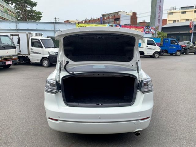 2012年 三菱 FORTIS 白1.8 電動天窗/衛星導航/行車紀錄器/I-KEY/前後霧燈/前,後霧燈/液晶螢幕  第13張相片