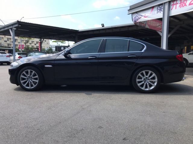 2011年 寶馬 530I 黑 3.0總代理~電動天窗/行車紀錄器/電動尾門/中控螢幕/車前顯影/方向盤快控鍵/衛星導航  第7張相片