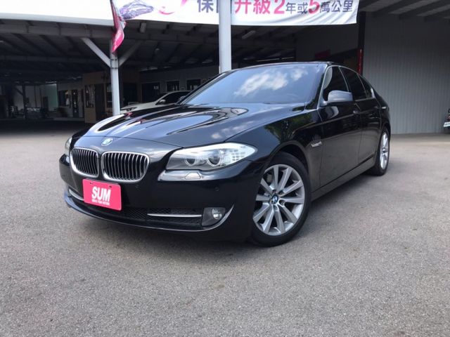 2011年 寶馬 530I 黑 3.0總代理~電動天窗/行車紀錄器/電動尾門/中控螢幕/車前顯影/方向盤快控鍵/衛星導航  第8張相片