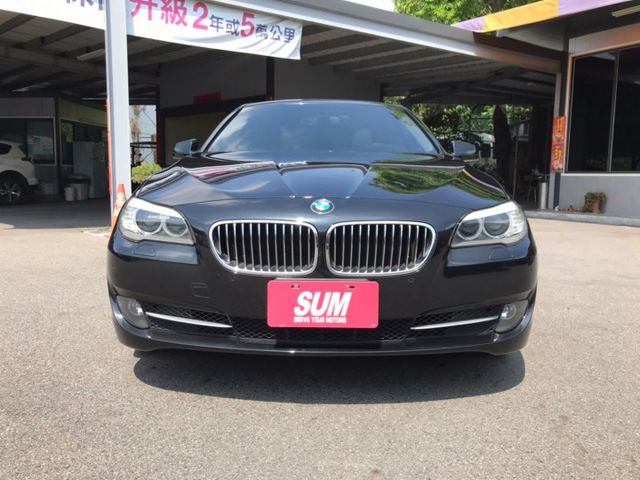 2011年 寶馬 530I 黑 3.0總代理~電動天窗/行車紀錄器/電動尾門/中控螢幕/車前顯影/方向盤快控鍵/衛星導航  第9張相片