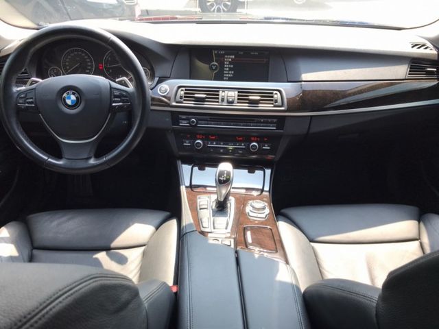 2011年 寶馬 530I 黑 3.0總代理~電動天窗/行車紀錄器/電動尾門/中控螢幕/車前顯影/方向盤快控鍵/衛星導航  第11張相片