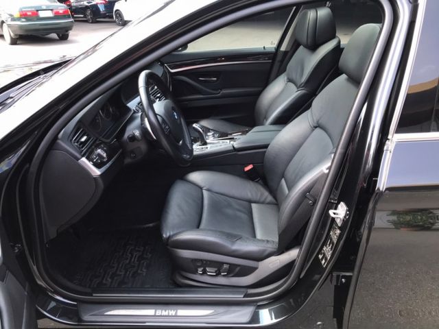 2011年 寶馬 530I 黑 3.0總代理~電動天窗/行車紀錄器/電動尾門/中控螢幕/車前顯影/方向盤快控鍵/衛星導航  第15張相片