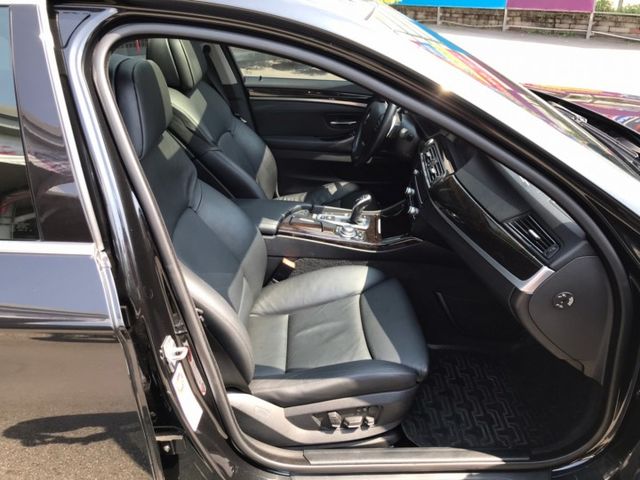2011年 寶馬 530I 黑 3.0總代理~電動天窗/行車紀錄器/電動尾門/中控螢幕/車前顯影/方向盤快控鍵/衛星導航  第18張相片