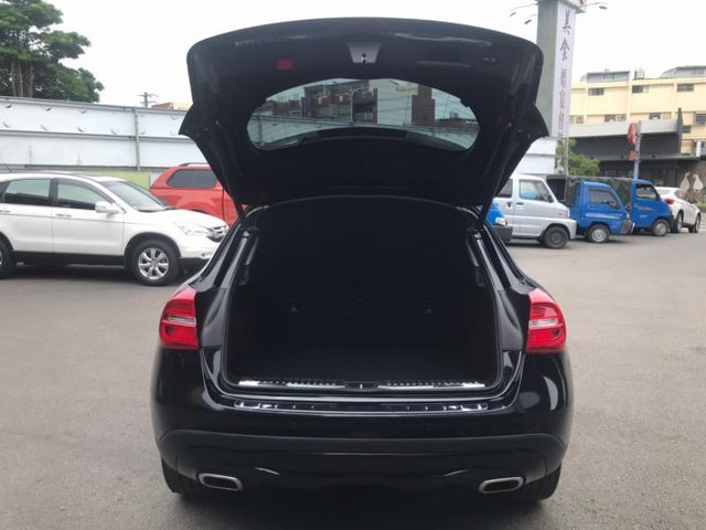 2014年 賓士 GLA200 黑 1.6 總代理~ 行車電腦/電動尾門/中控螢幕/方向盤快控鍵/電子手剎/車前雷達  第5張相片