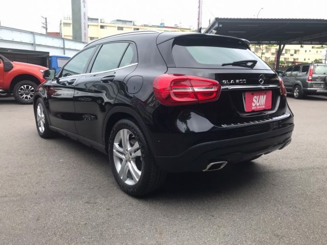 2014年 賓士 GLA200 黑 1.6 總代理~ 行車電腦/電動尾門/中控螢幕/方向盤快控鍵/電子手剎/車前雷達  第8張相片