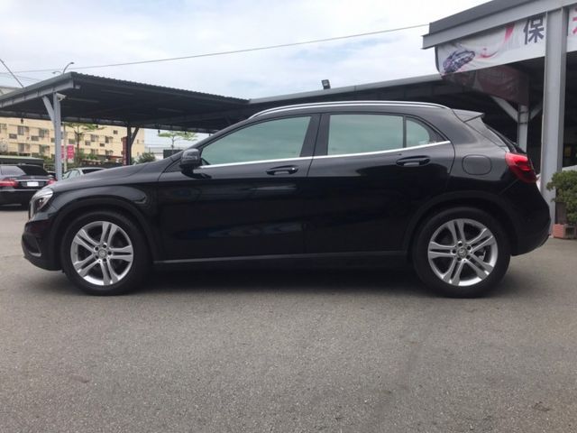 2014年 賓士 GLA200 黑 1.6 總代理~ 行車電腦/電動尾門/中控螢幕/方向盤快控鍵/電子手剎/車前雷達  第9張相片