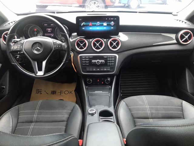 2014年 賓士 GLA200 黑 1.6 總代理~ 行車電腦/電動尾門/中控螢幕/方向盤快控鍵/電子手剎/車前雷達  第12張相片