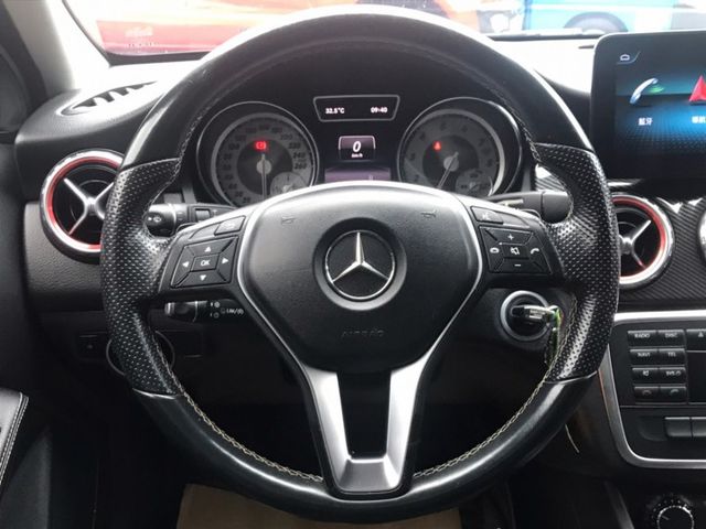 2014年 賓士 GLA200 黑 1.6 總代理~ 行車電腦/電動尾門/中控螢幕/方向盤快控鍵/電子手剎/車前雷達  第14張相片