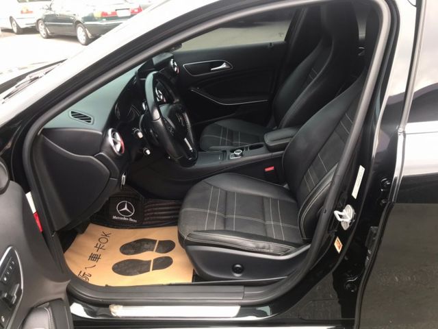 2014年 賓士 GLA200 黑 1.6 總代理~ 行車電腦/電動尾門/中控螢幕/方向盤快控鍵/電子手剎/車前雷達  第16張相片