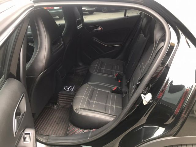 2014年 賓士 GLA200 黑 1.6 總代理~ 行車電腦/電動尾門/中控螢幕/方向盤快控鍵/電子手剎/車前雷達  第17張相片