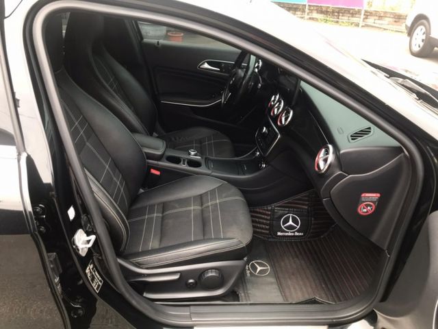 2014年 賓士 GLA200 黑 1.6 總代理~ 行車電腦/電動尾門/中控螢幕/方向盤快控鍵/電子手剎/車前雷達  第18張相片