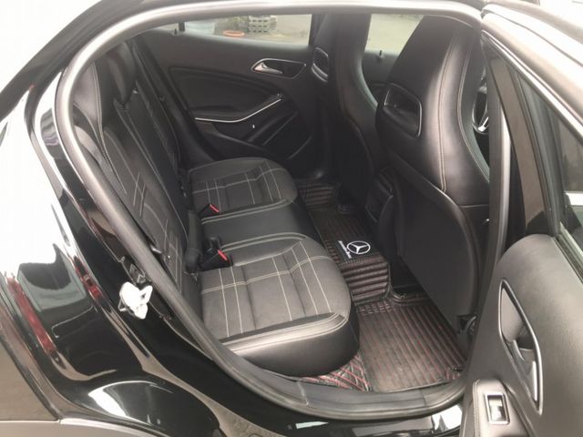 2014年 賓士 GLA200 黑 1.6 總代理~ 行車電腦/電動尾門/中控螢幕/方向盤快控鍵/電子手剎/車前雷達  第19張相片