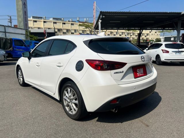 2016年 馬自達 魂動馬3 白 2.0 行車電腦/行車紀錄器/衛星導航/方向盤多功能鍵/倒車顯影/摸門解鎖/液晶螢幕  第6張相片