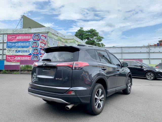 2016年 豐田 RAV4 灰 2.0 行李架/摸門解鎖/倒車顯影/感應式雨刷/行車紀錄器/I-KEY/抬頭顯示器  第3張相片